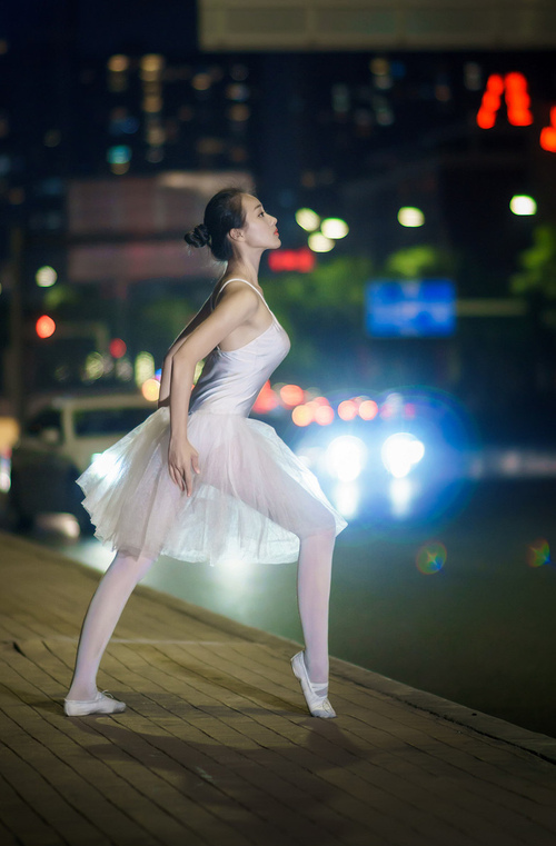 爱游戏官网-德甲争冠战之夜，当绿茵场升起一位伦纳德