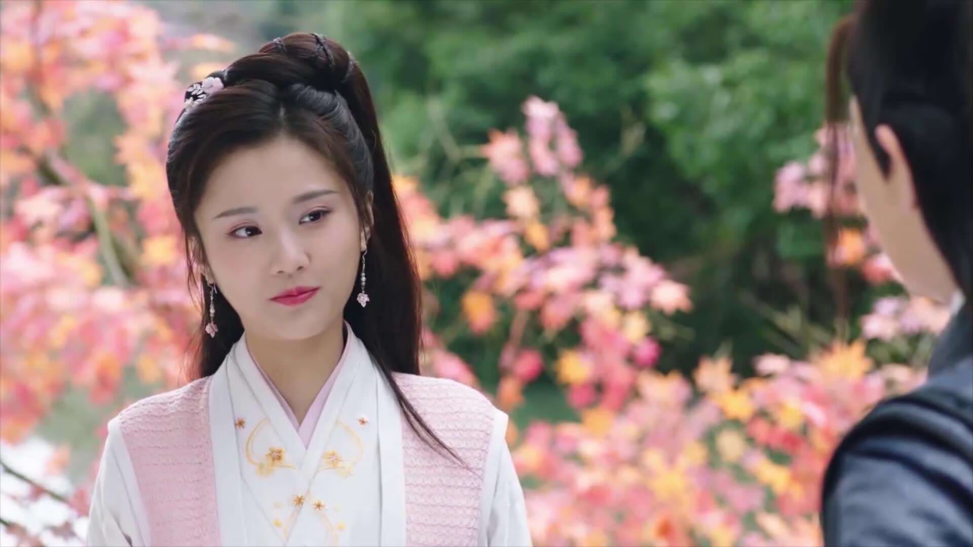 爱游戏大厅-绿茵场与家园，当足球成为另一种战场